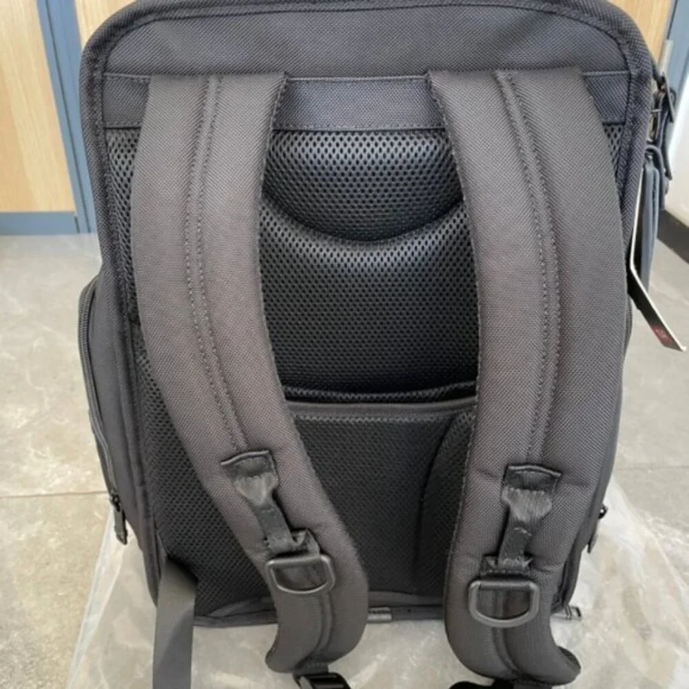 ✨NWT✨ TUMI Halsey ‧ Black/Gold ✨